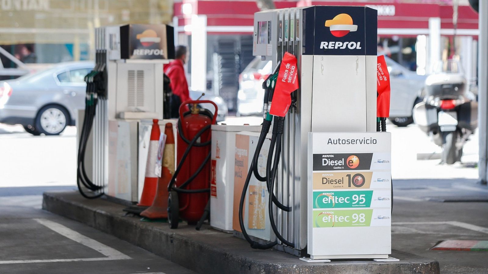 Vista de una gasolinera este lunes en Madrid