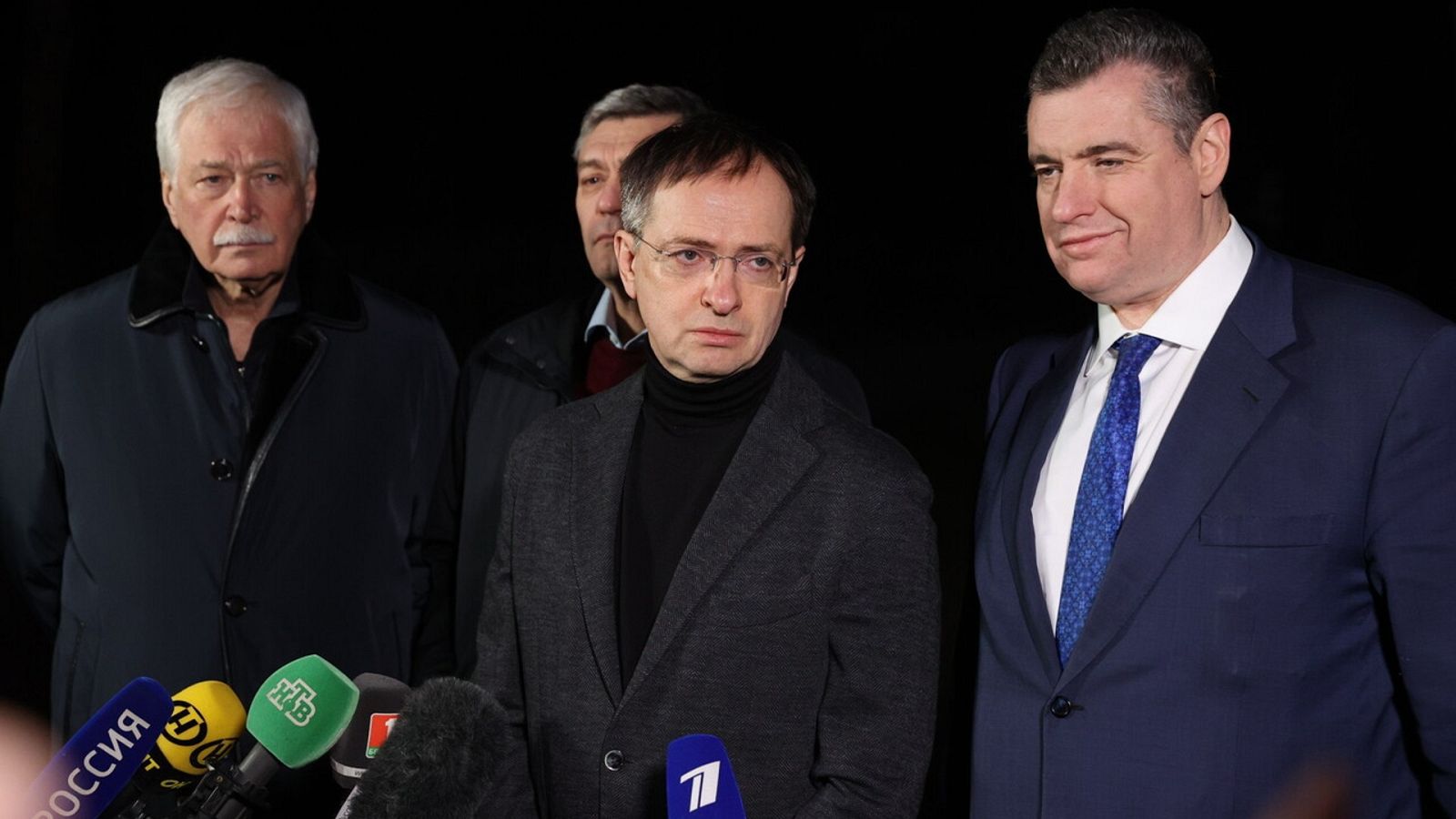 Imagen de la delegación rusa en las negociaciones con Ucrania en una localidad no revelada de la región de Brest, en Bielorrusia. En el centro, Vladimir Medinsky, jefe de la delegación. EFE/EPA/MAXIM GUCHEK / BelTA 