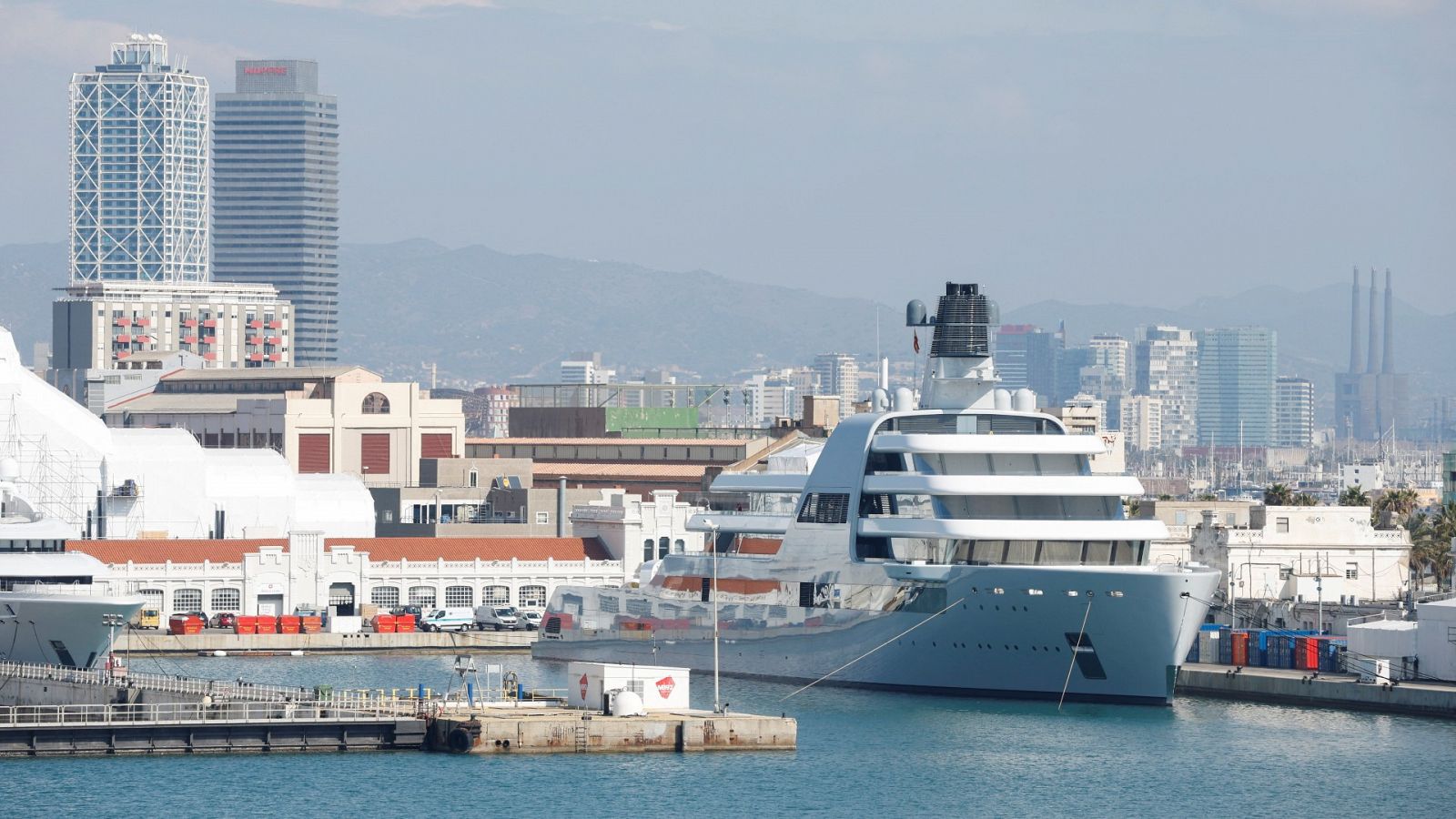 El yate de Román Abramovich, en reparación en el Port Vell de Barcelona