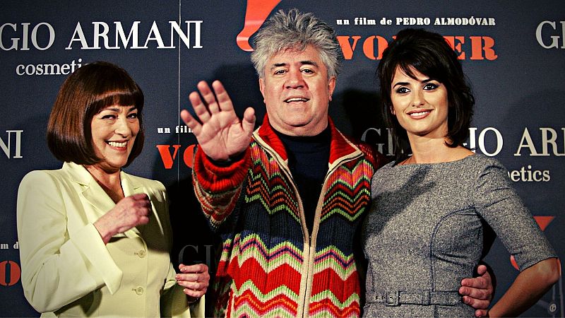 Pedro Almodóvar junto a Carmen Maura y Penélope Cruz