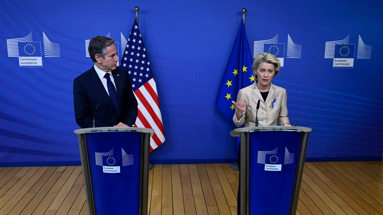 El Secretario de Estado de Estados Unidos, Antony J Blinken, y la Presidenta de la Comisión Europea, Ursula von der Leyen (D)