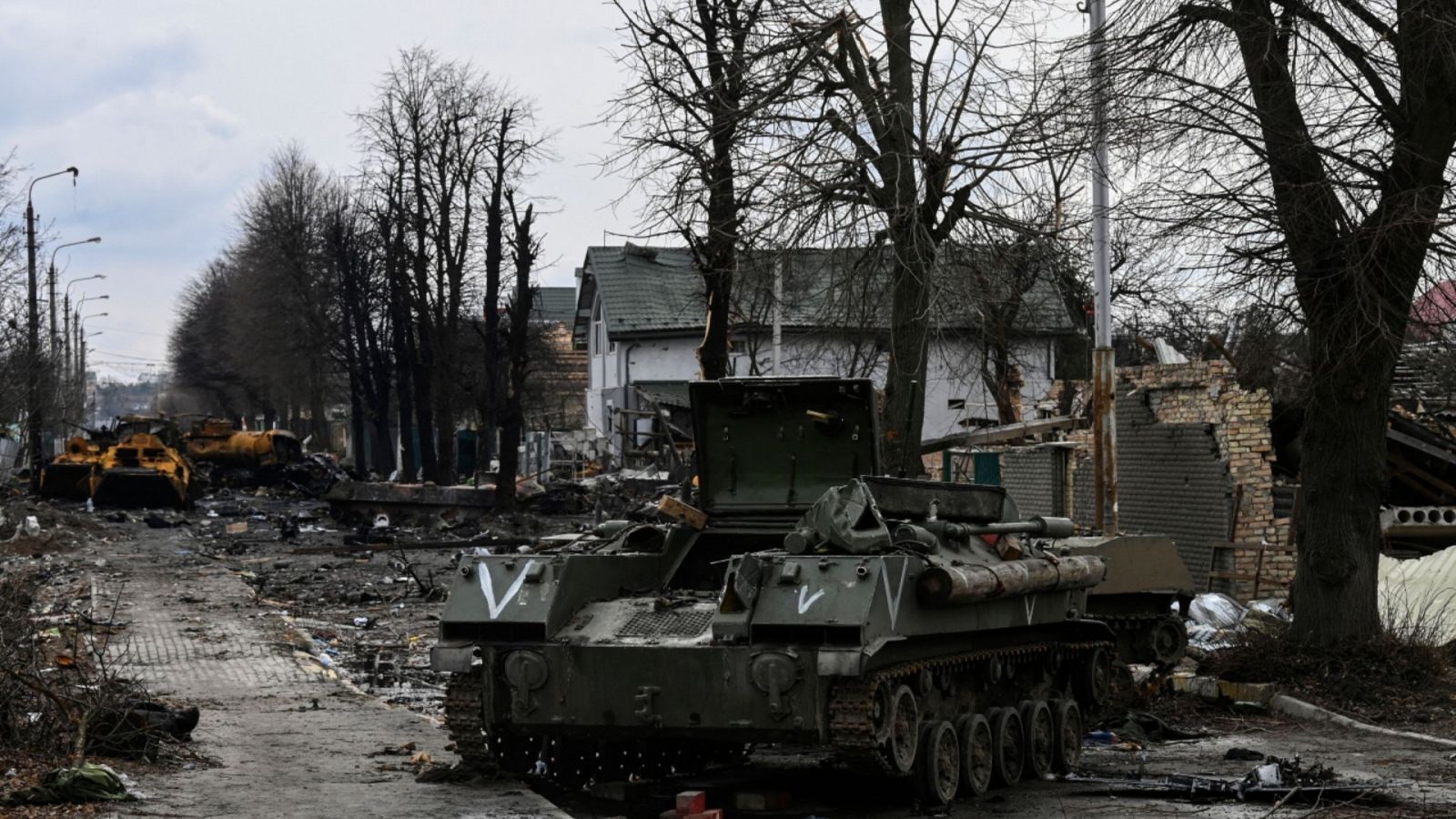 Una imagen de un vehículo blindado ruso destruido en la ciudad ucraniana de Bucha.