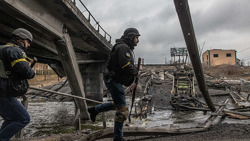 Militares ucranianos transitan junto a un puente destruido en la ciudad de Irpin, cerca de Kiev.