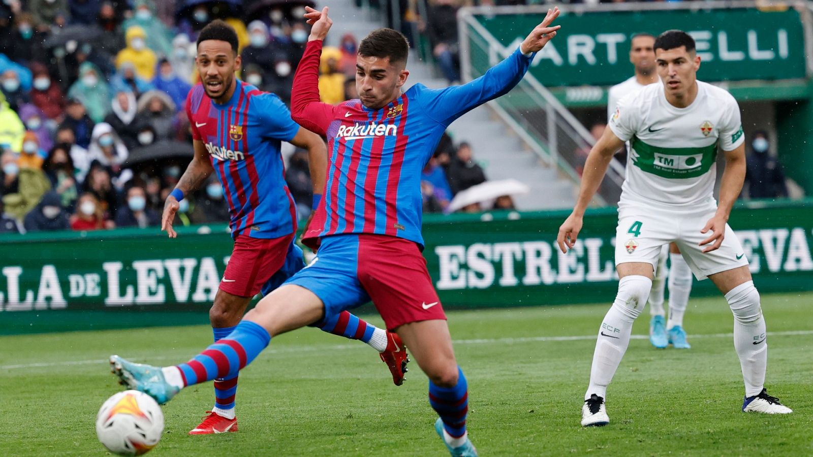 El barcelonista Ferran Torres marca gol contra el Elche en el Martínez Valero.del jugador del Barcelona Ousmane Dembelé.