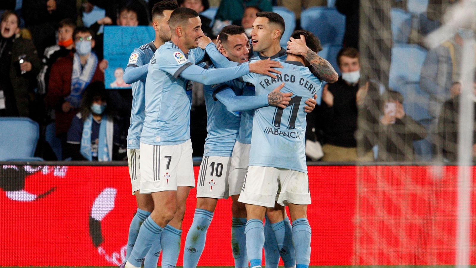 El delantero del Celta de Vigo Iago Aspas (c), celebra su primer gol ante el RCD Mallorca.