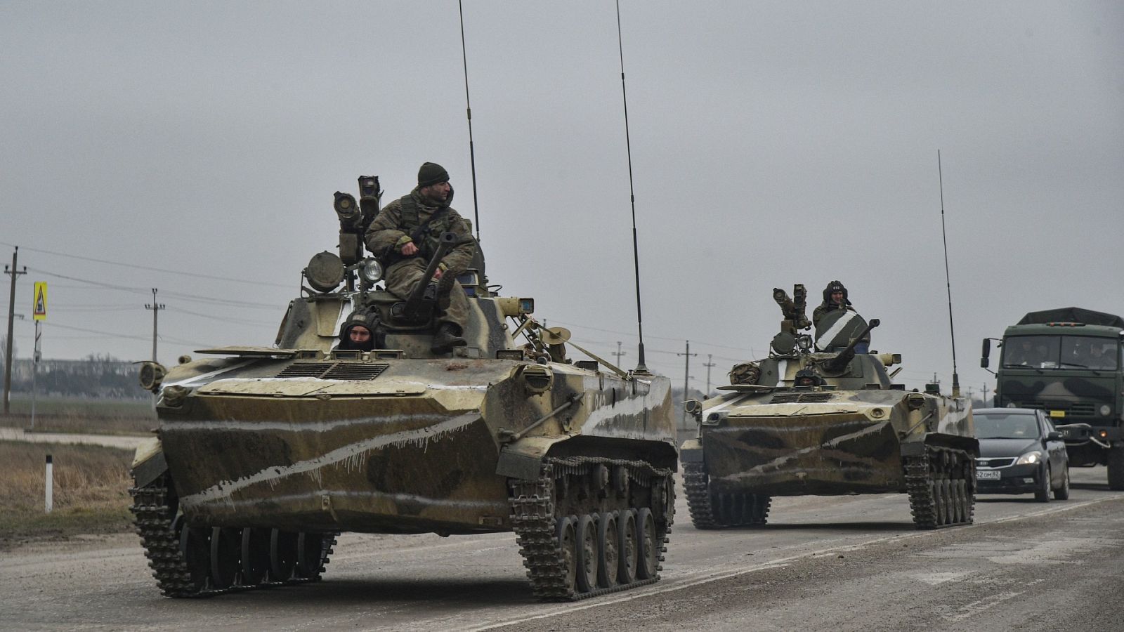 Soldados rusos en un vehículo anfibio de combate en la carretera de Armiansk, Crimea