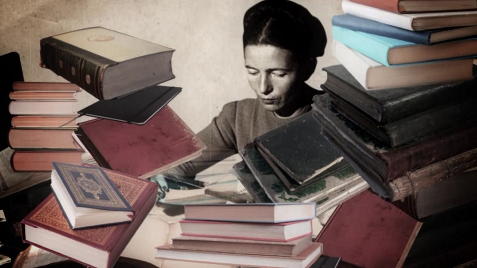 La fiilósofa Simone de Beauvoir entre libros