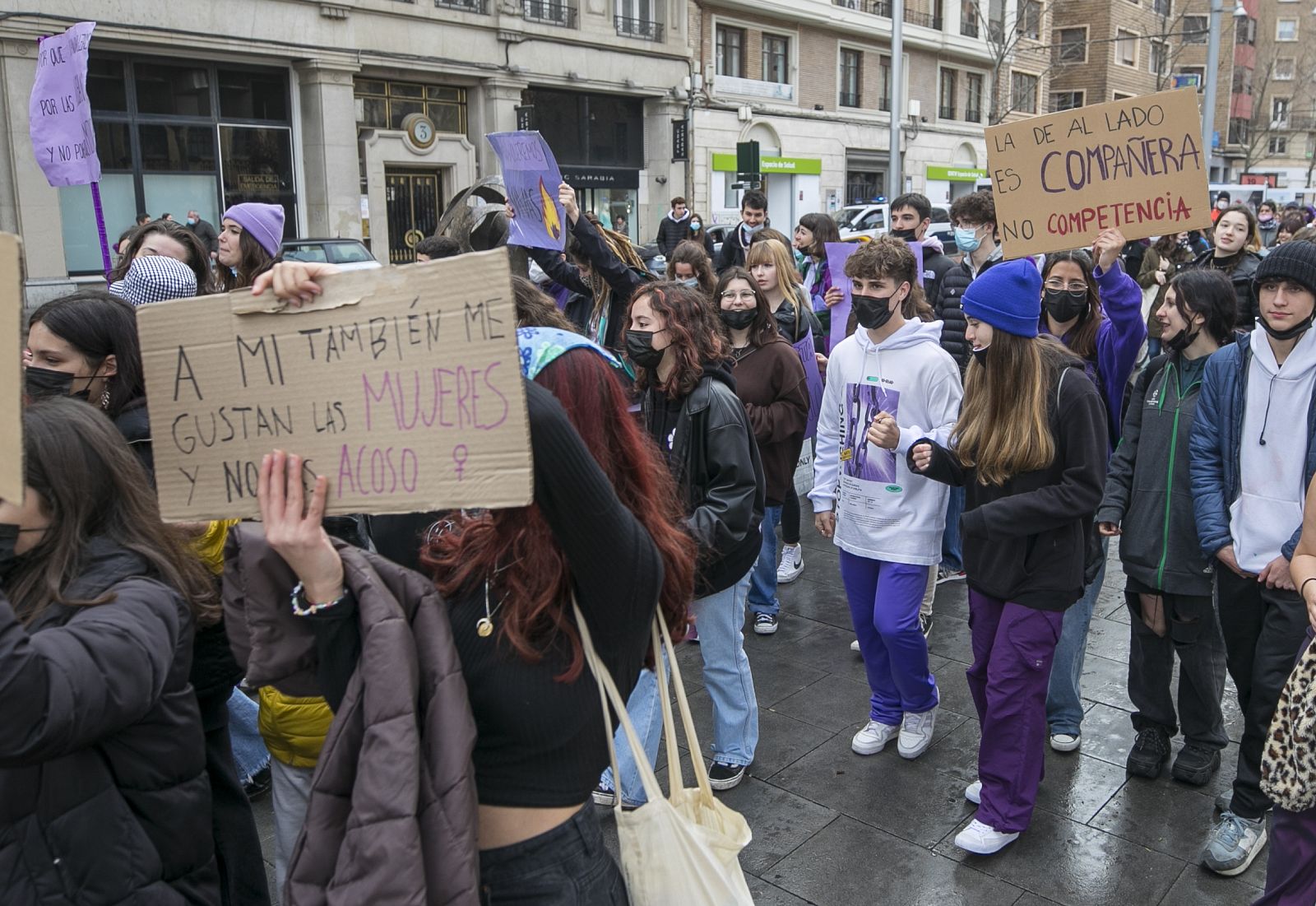 Estudiantes de Zaragoza, durante la manifestación convocada por la mañana.