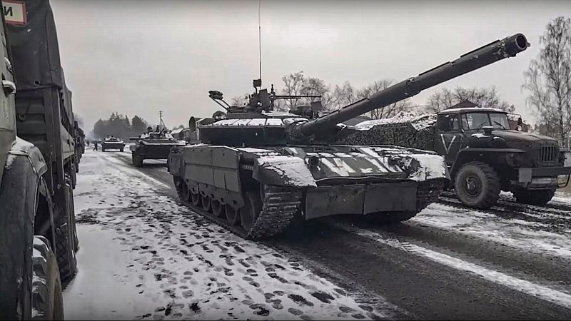Vehículos militares y tanques rusos circulan por la carretera cerca de Kiev, Ucrania