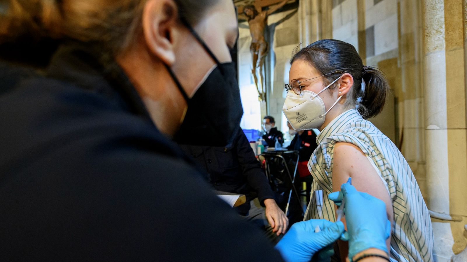Una mujer recive una dosis de la vacuna contra la COVID-19 en la Catedral de San Esteban en Viena