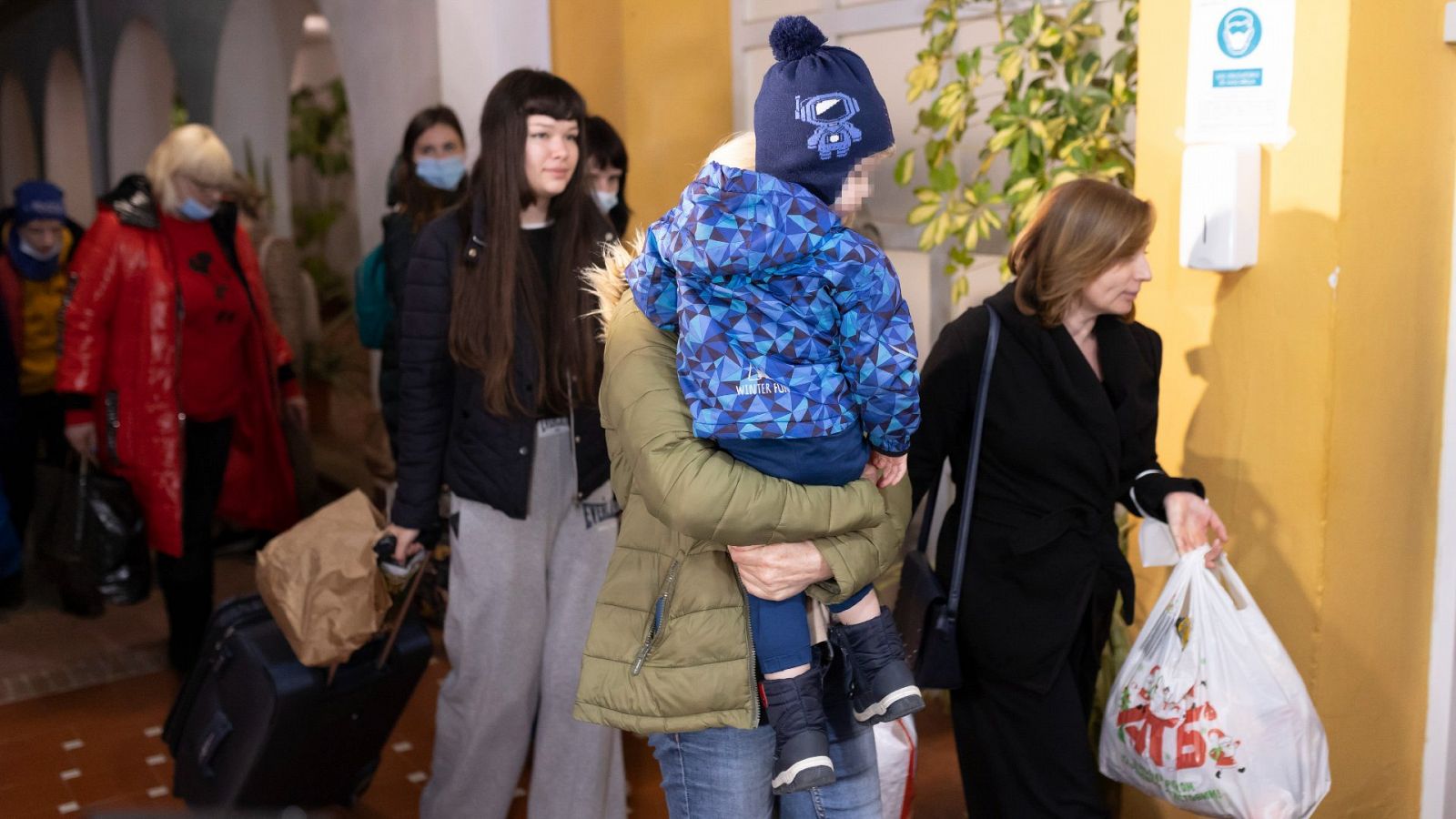 Llegada a Málaga de un autobús que trasporta a 47 personas que huyen de la guerra de Ucrania