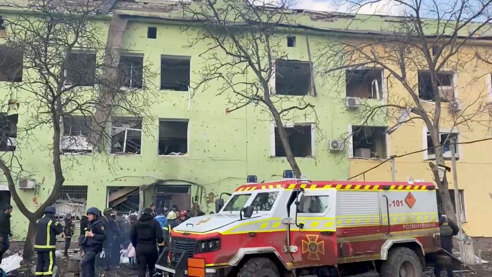 Los equipos de emergencia atienden a los heridos en el hospital infantil de Mariúpol