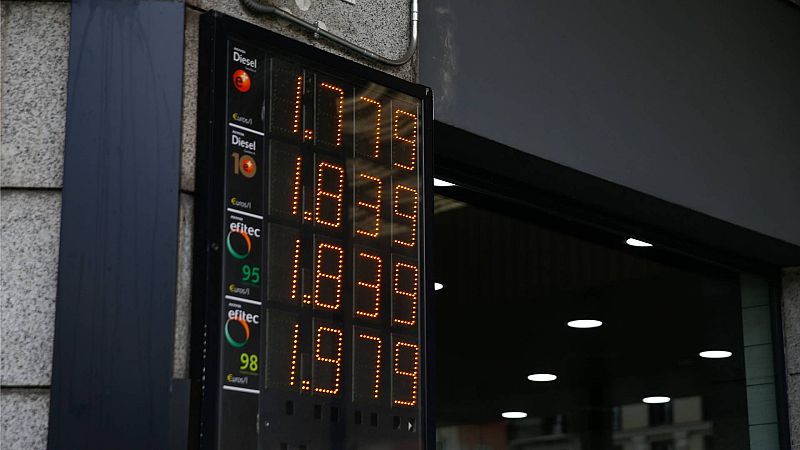 Un panel muestra el precio de los distintos combustibles en una gasolinera de Madrid