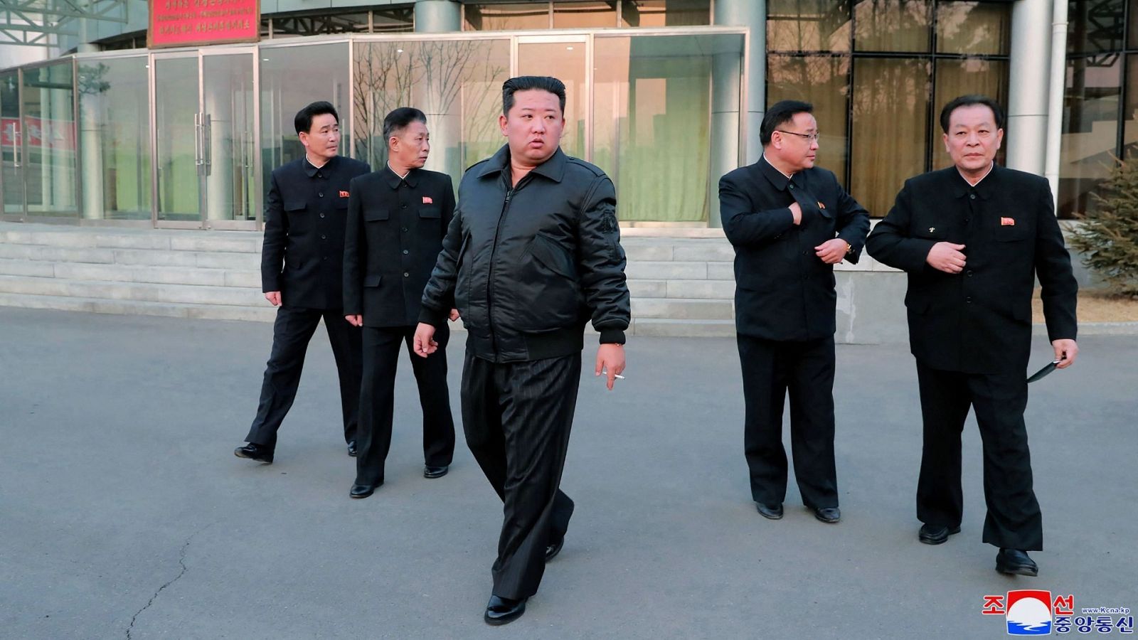El líder norcoreano Kim Jong-un (C) inspecciona la Administración Nacional de Desarrollo Aeroespacial en Pyongyang 