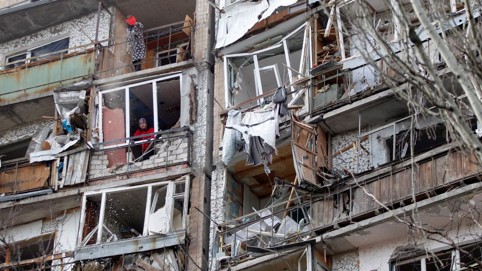Un edificio de varias plantas dañado por la explosión de un misil ruso en Kramatorsk, Ucrania