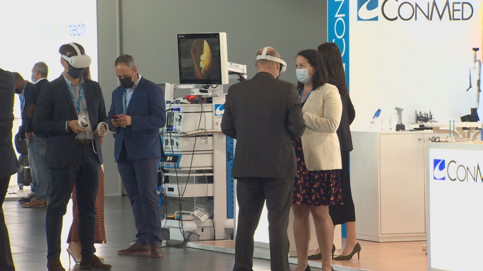 Assistents provant les ulleres de realitat virtual a un esdeveniment al Palau de Congressos de Palma