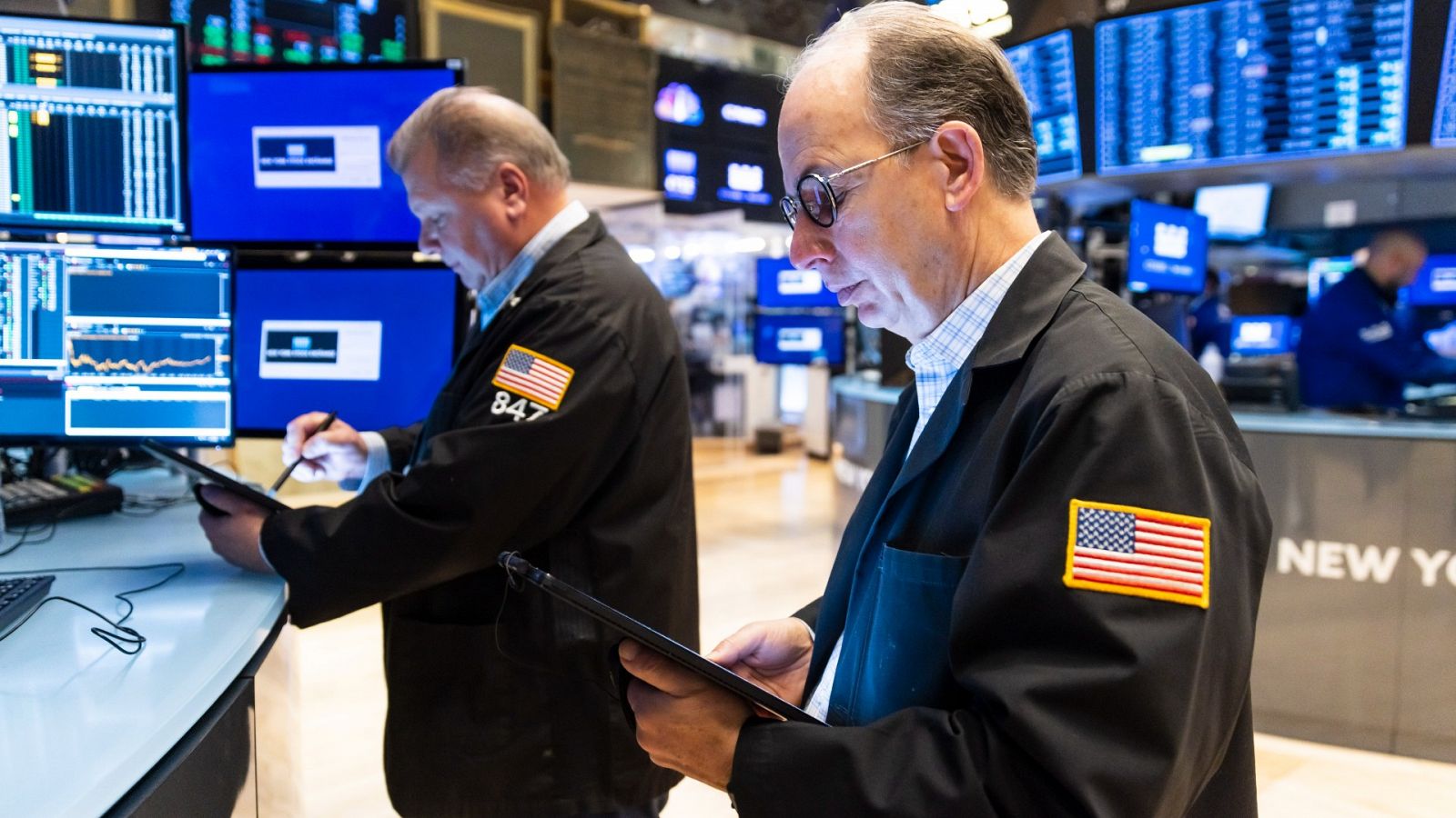 Dos traders tranajando en la Bolsa de Nueva York