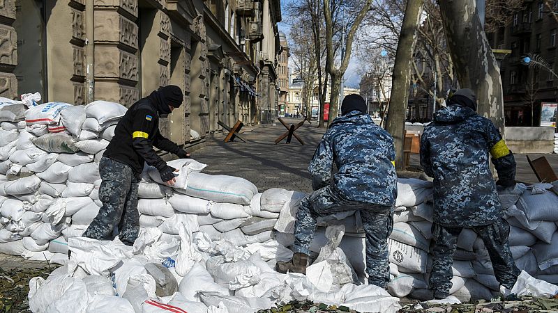 Miembros de las fuerzas ucranianas colocan bolsas de arena creando una barricada en Odesa, Ucrania
