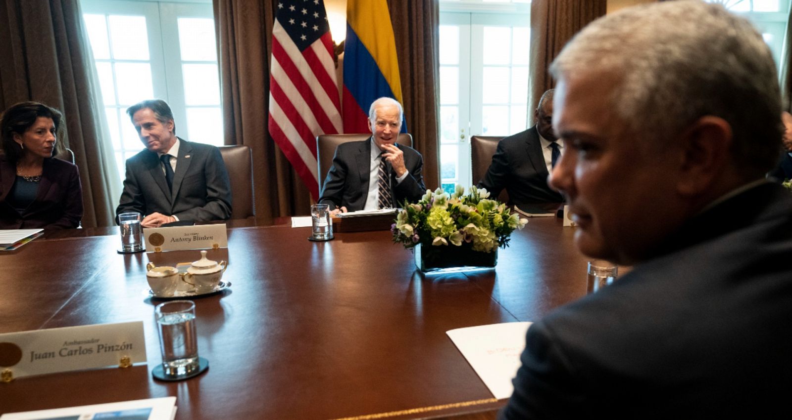 Una imagen la reunión de Biden (c) y Duque en la Casa Blanca.