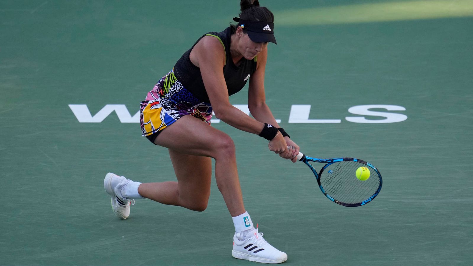 Muguruza devuelve una bola en el partido ante Riske en Indian Wells