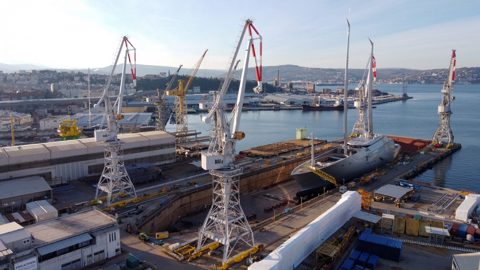 El megayate de Melnichenko en el puerto de Trieste