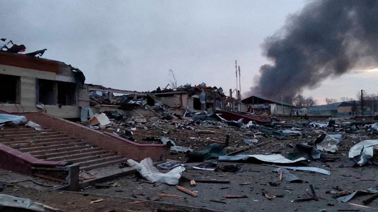 Edificios cercanos a la base militar de Yavoriv, destruidos por las bombas.