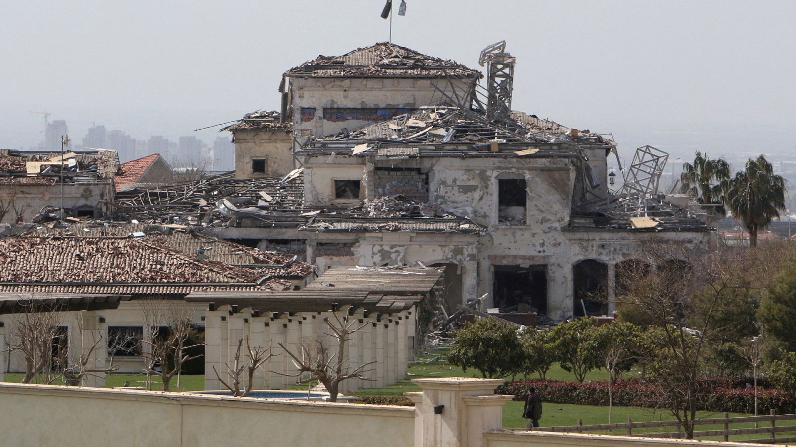Vista de un edificio dañado tras el ataque con misiles desde Irán a Erbil, en el norte de Irak. 