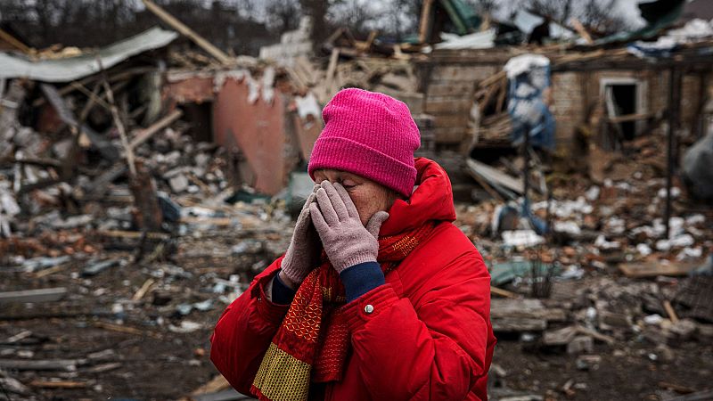 Una mujer se lamenta junto a su casa destruida por los bombardeos en Irpin, al noroeste de Kiev