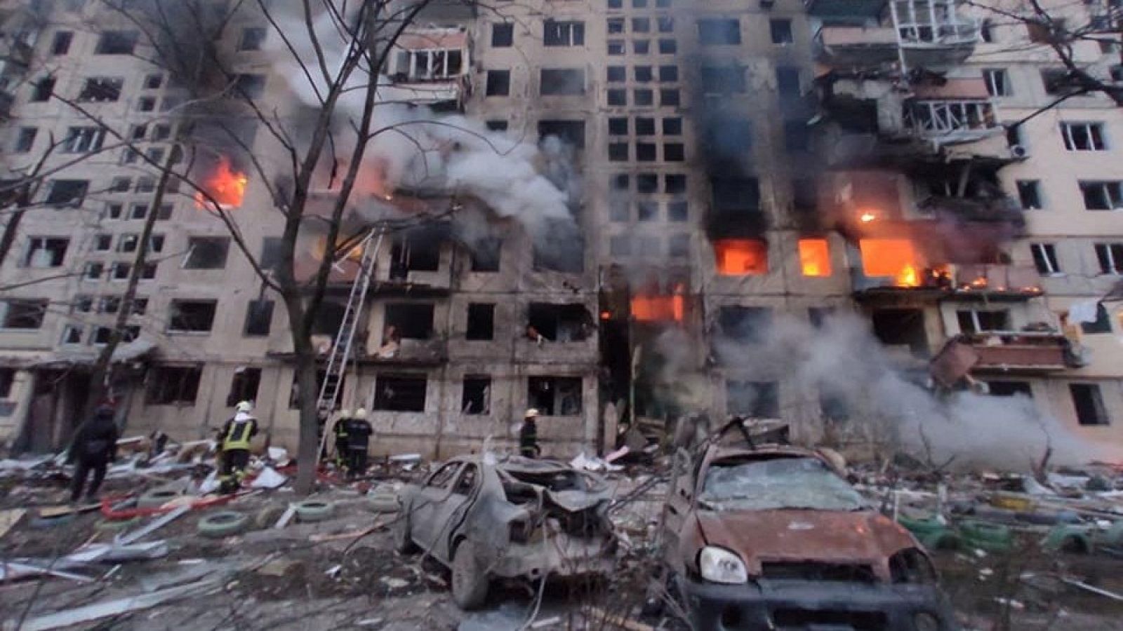 Resumen del 14 de marzo de la Guerra entre Rusia y Ucrania: Efectivos de emergencias en Kiev tratan de sofocar las llamas en un edificio residencial que según Ucrania ha sido atacado por las fuerzas rusas