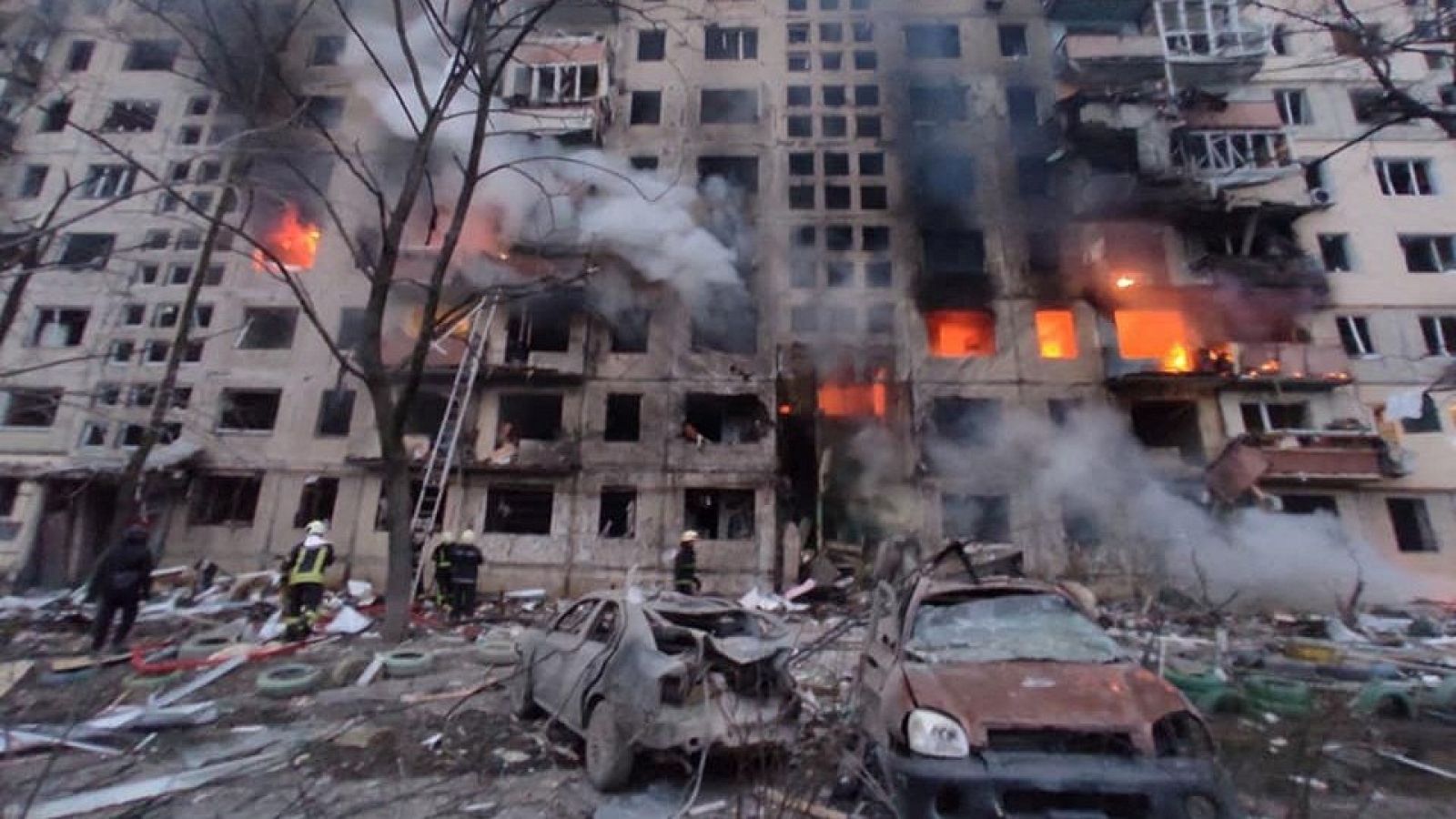 Efectivos de emergencias en Kiev tratan de sofocar las llamas en un edificio tras un ataque de las fuerzas rusas