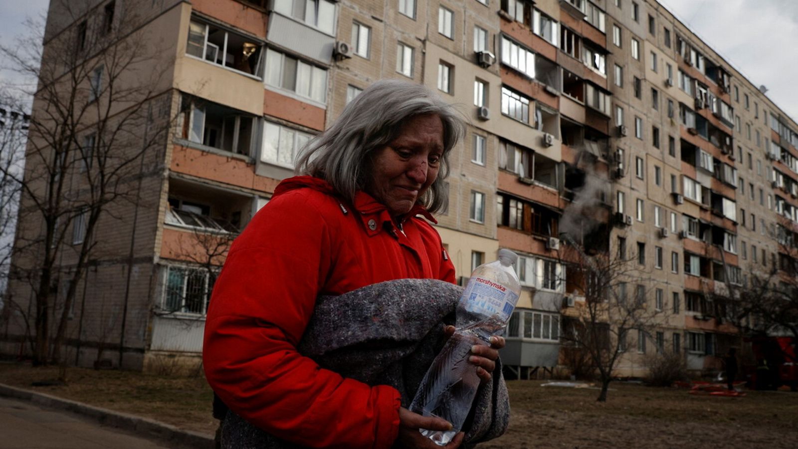 Residentes de un edificio bombardeado en el distrito de Obolon, en Kiev, el 14 de marzo de 2022. REUTERS/Thomas Peter