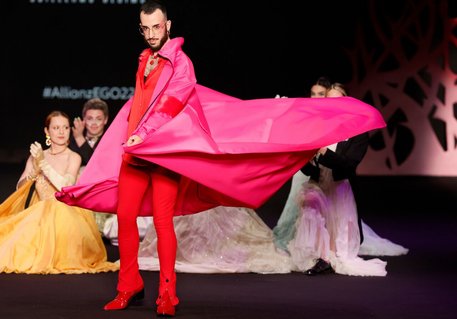 Guillermo Décimo recoge los aplausos tras su fabuloso desfile.