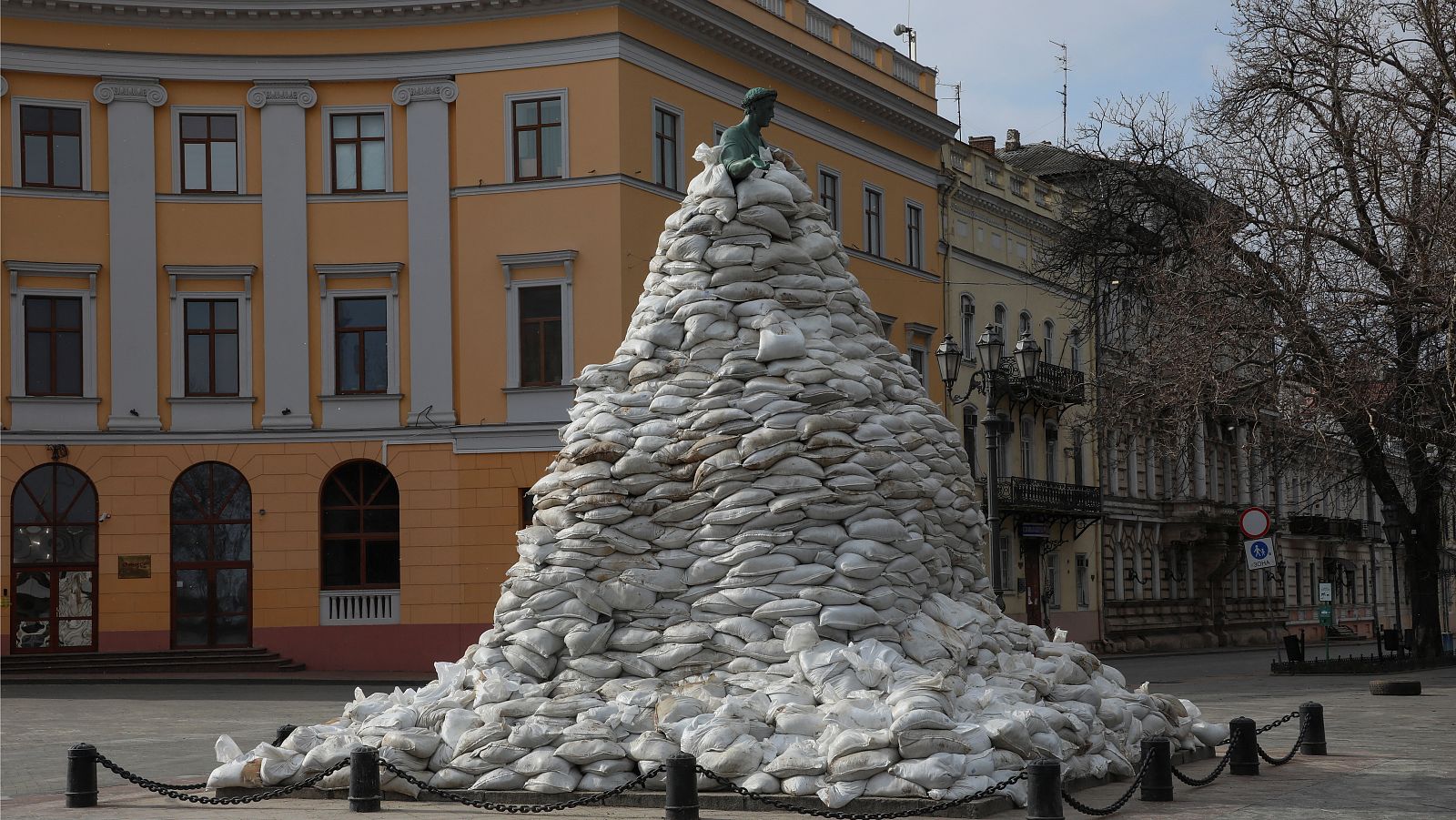 Estatua del duque de Richelieu, en Odesa, protegida con sacos de arena.