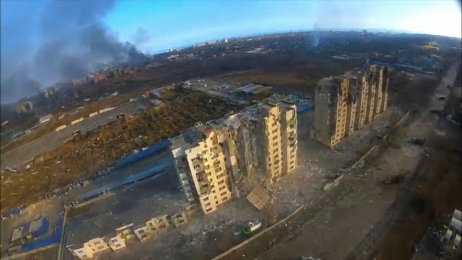 Imagen obtenida desde un dron de unos edificios de viviendas destrozados por los bombardeos en Mariúpol.