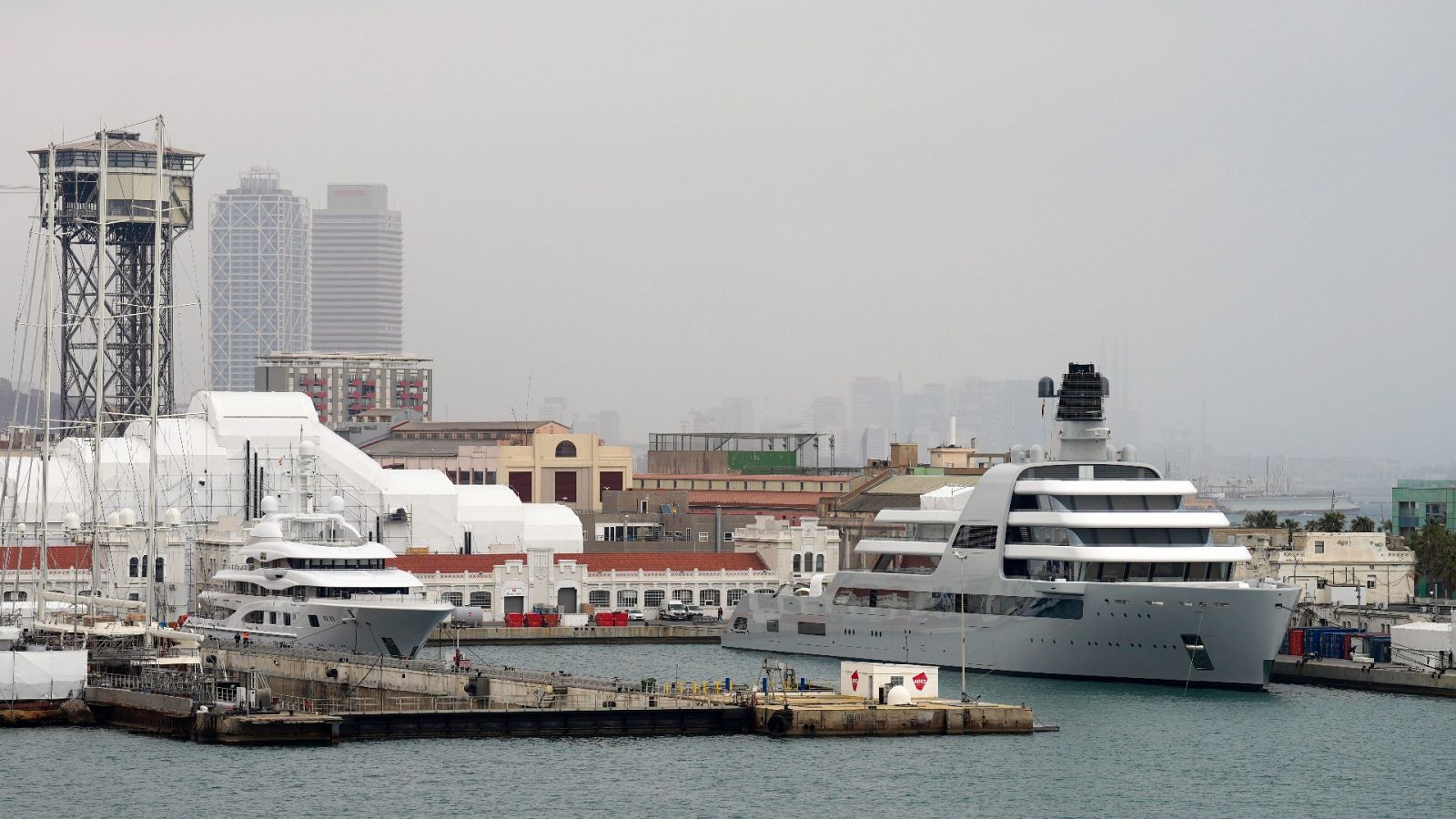 Imagen de un yate ruso atracado en el Puerto de Barcelona