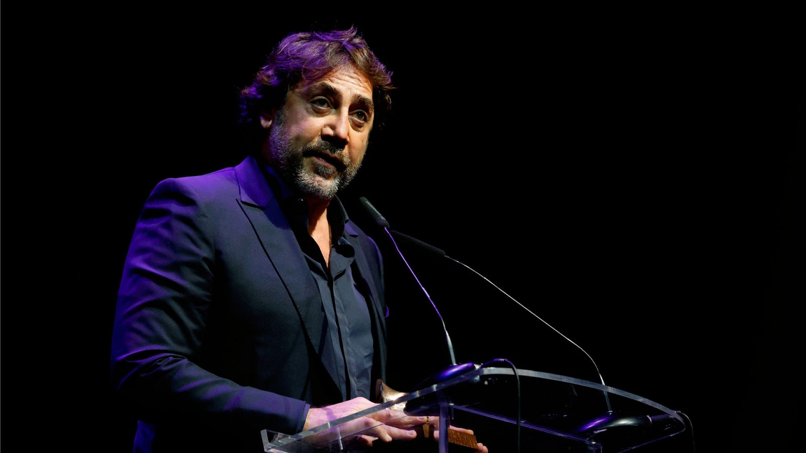 El actor Javier Bardem es galardonado como Mejor actor de cine por 'El buen patrón' durante la gala los premios de la Unión de Actores y Actrices