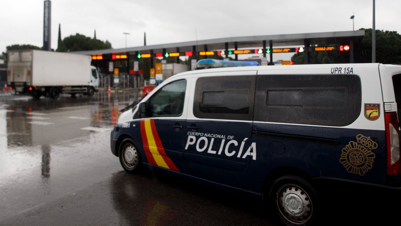 Un coche de la Policía Nacional en la entrada de MercaMadrid en la primera jornada de huelga de transportistas