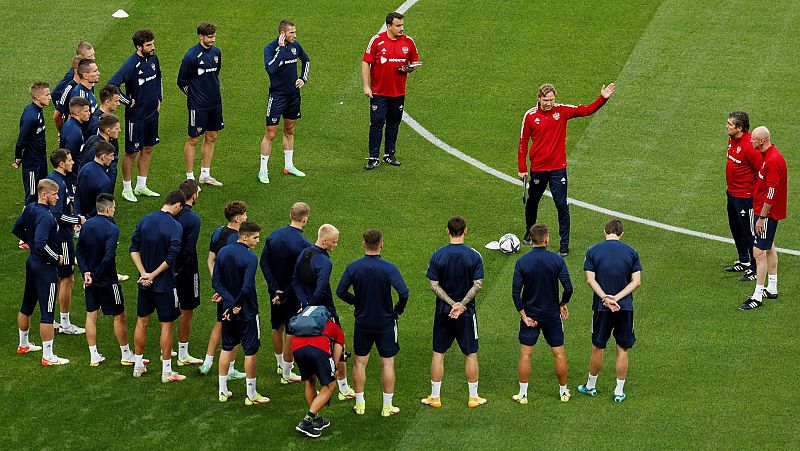 El exutbolista y seleccionador ruso, Valeri Karpin, dirige un entrenamiento del combinado nacional.