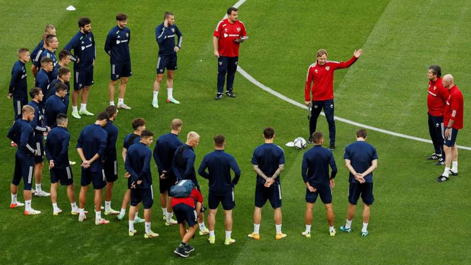 El exutbolista y seleccionador ruso, Valeri Karpin, dirige un entrenamiento del combinado nacional.