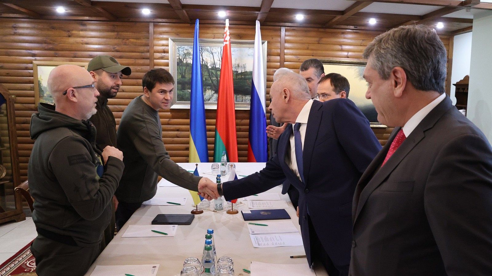 Las delegaciones rusa y ucraniana durante la segunda ronda de negociaciones en Brest (Bielorrusia), el 3 de marzo.