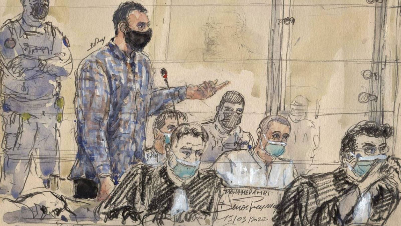 Boceto de la Corte en el que se muestra al acusado Salah Abdeslam (izquierda) de pie en el tribunal especial de París durante el juicio de los ataques de noviembre de 2015.