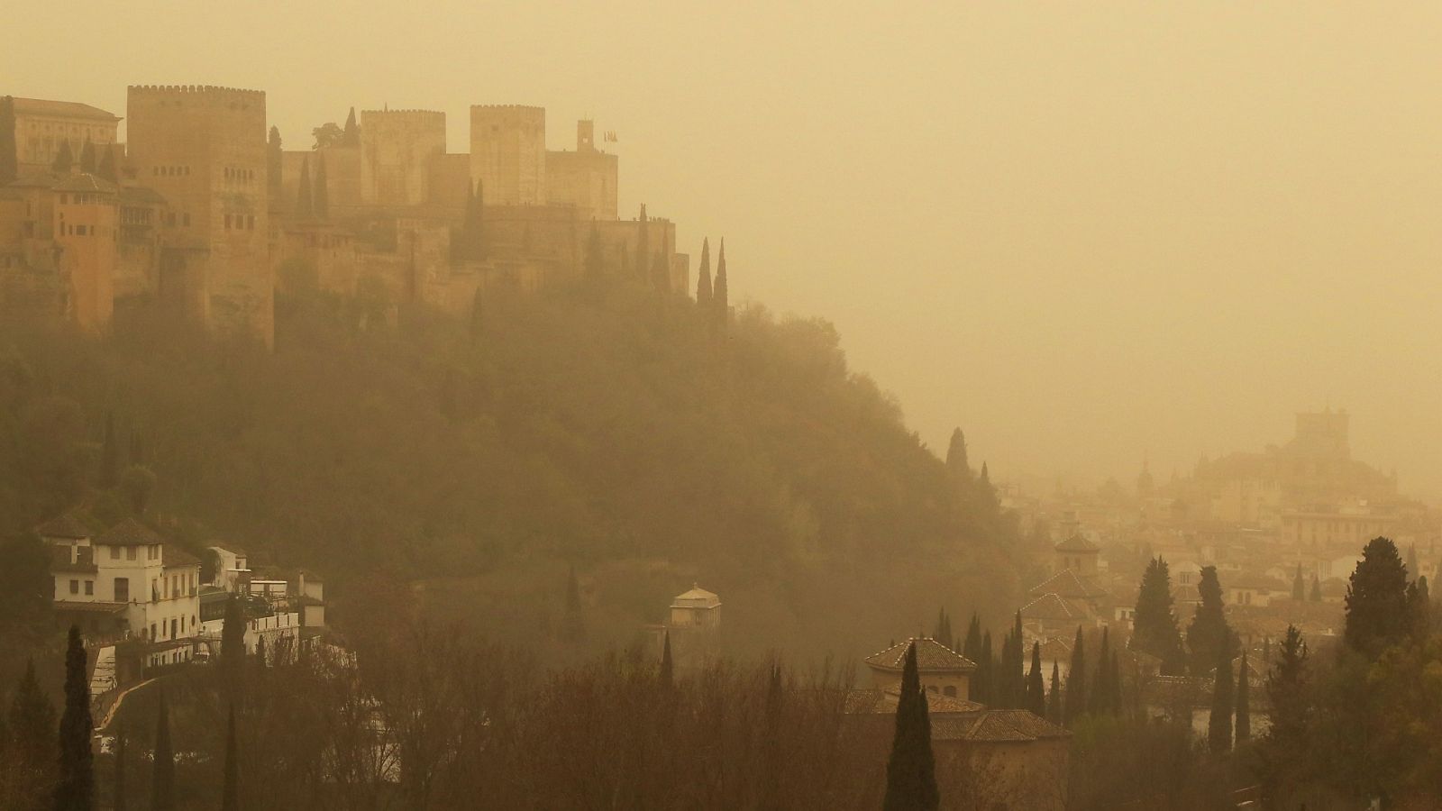 La Alhambra de Granada con el cielo cubierto con la intensa calima