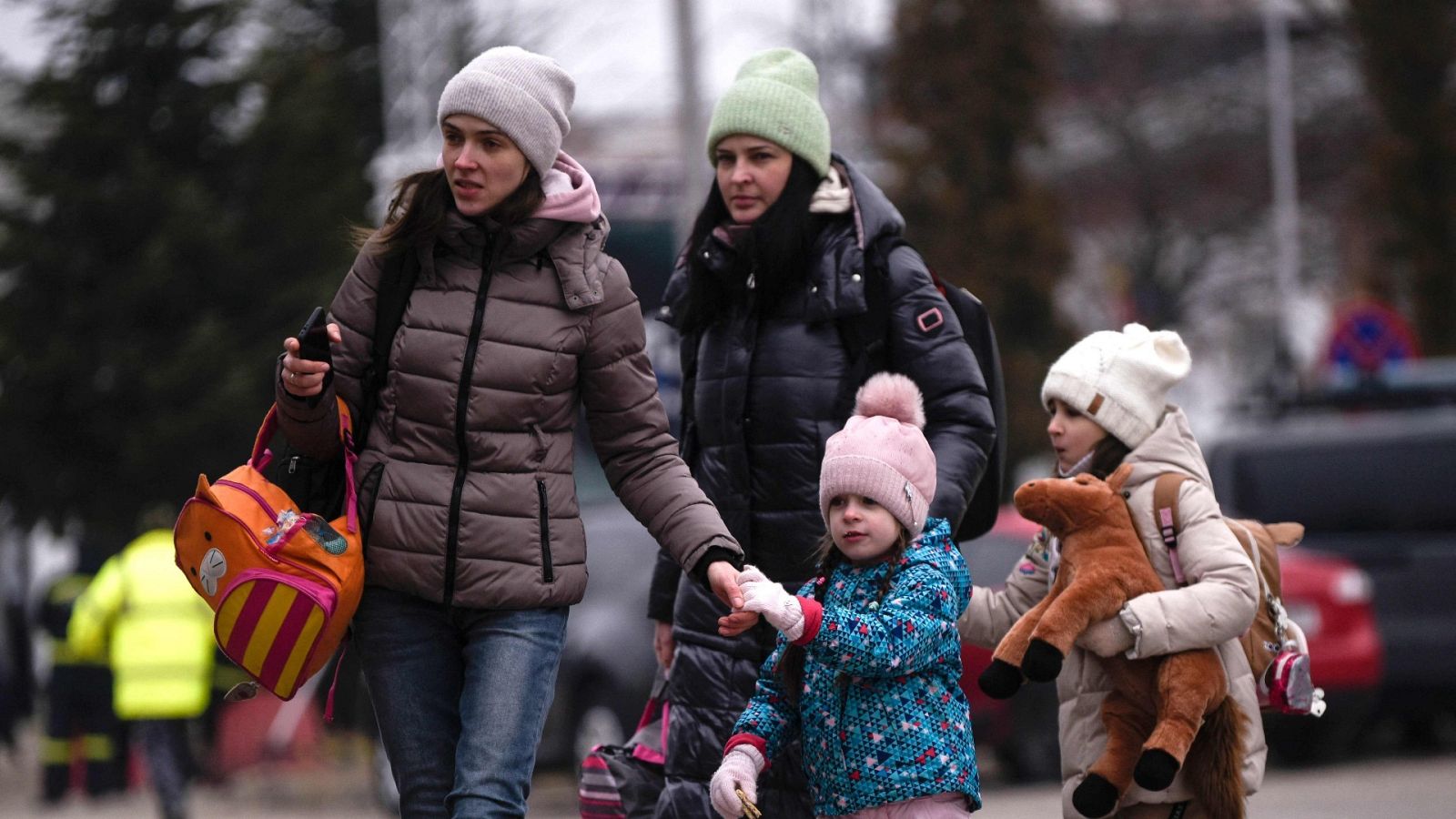 Mujeres y niños refugiados procedentes de Ucrania llegan a la frontera rumana de Siret