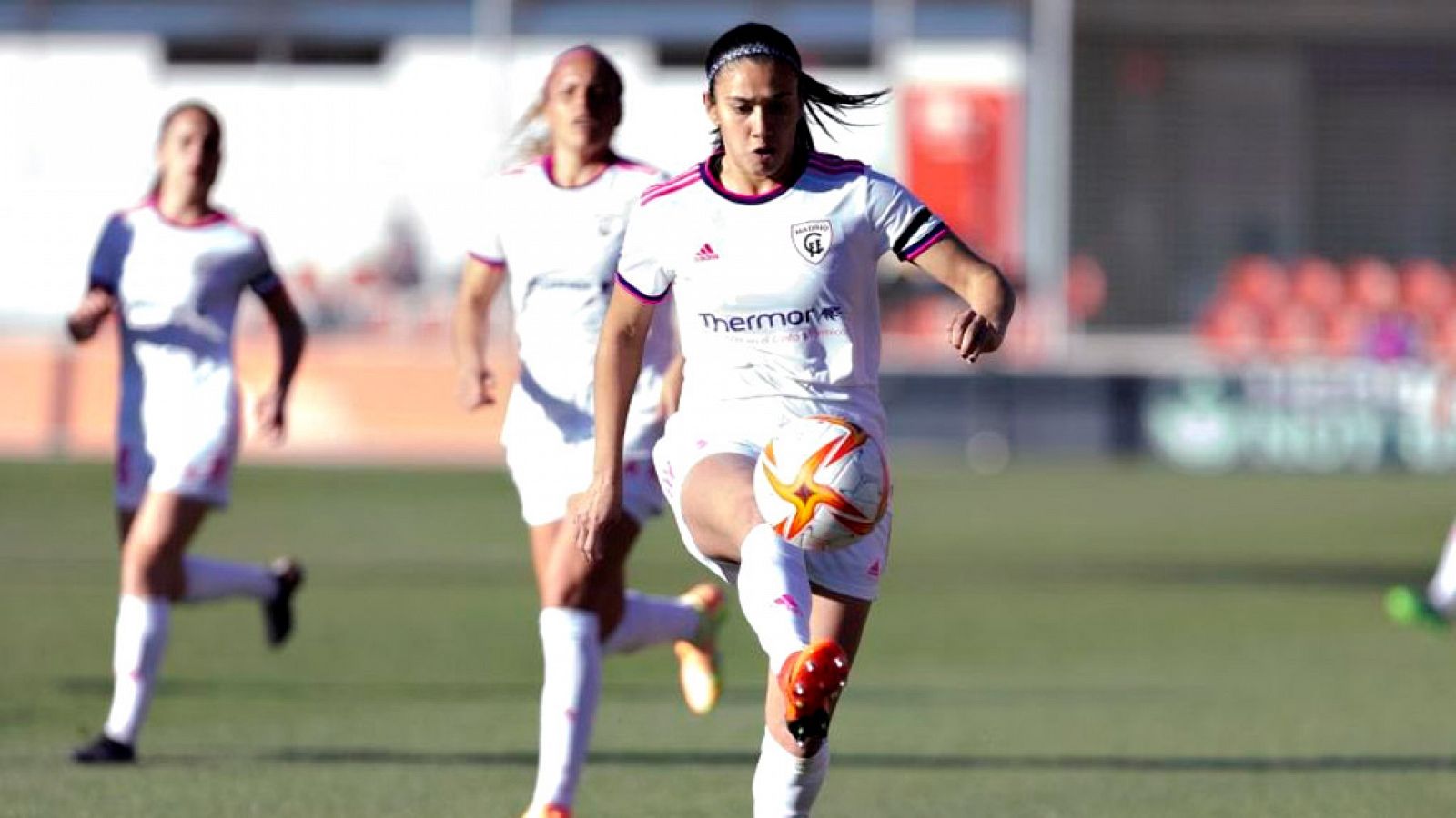 La brasileña del Madrid CFF Geyse Ferreira controla un balón durante el partido.