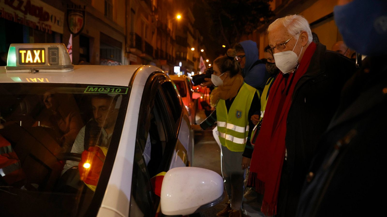 El padre Ángel recibe a los refugiados ucranianos que llegan a Madrid en taxis
