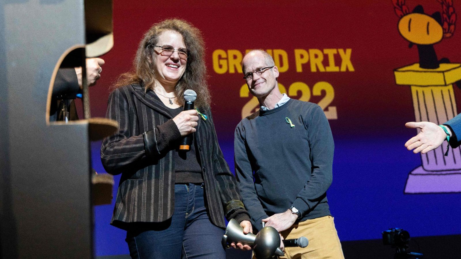 Julie Doucet ha recibido el premio de manos de Chris Ware