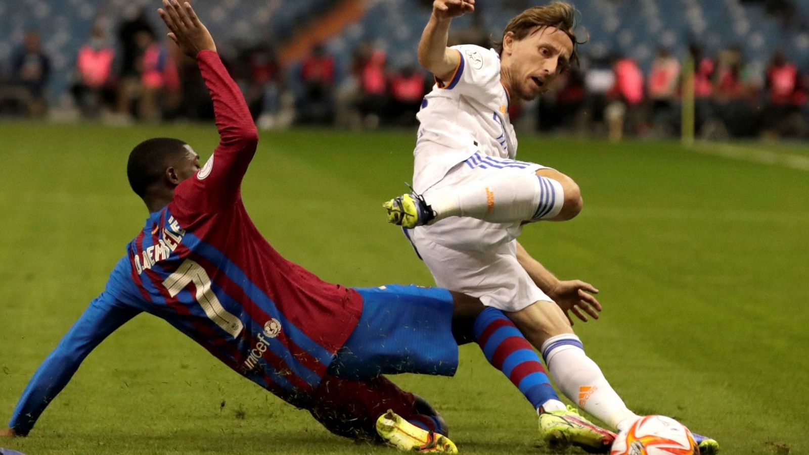 Ousmane Dembélé trata de robar un balón a Luka Modric en el pasado Madrid-Barça de la Supercopa.