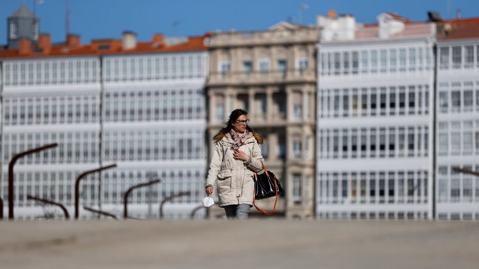 Una mujer camina este jueves por las calles de A Coruña