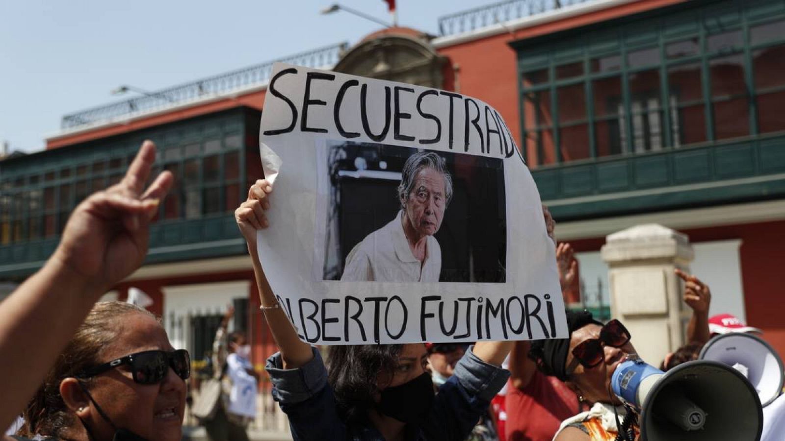 Simpatizantes del expresidente Alberto Fujimori se manifiestan frente al Tribunal Constitucional en Lima (Perú).