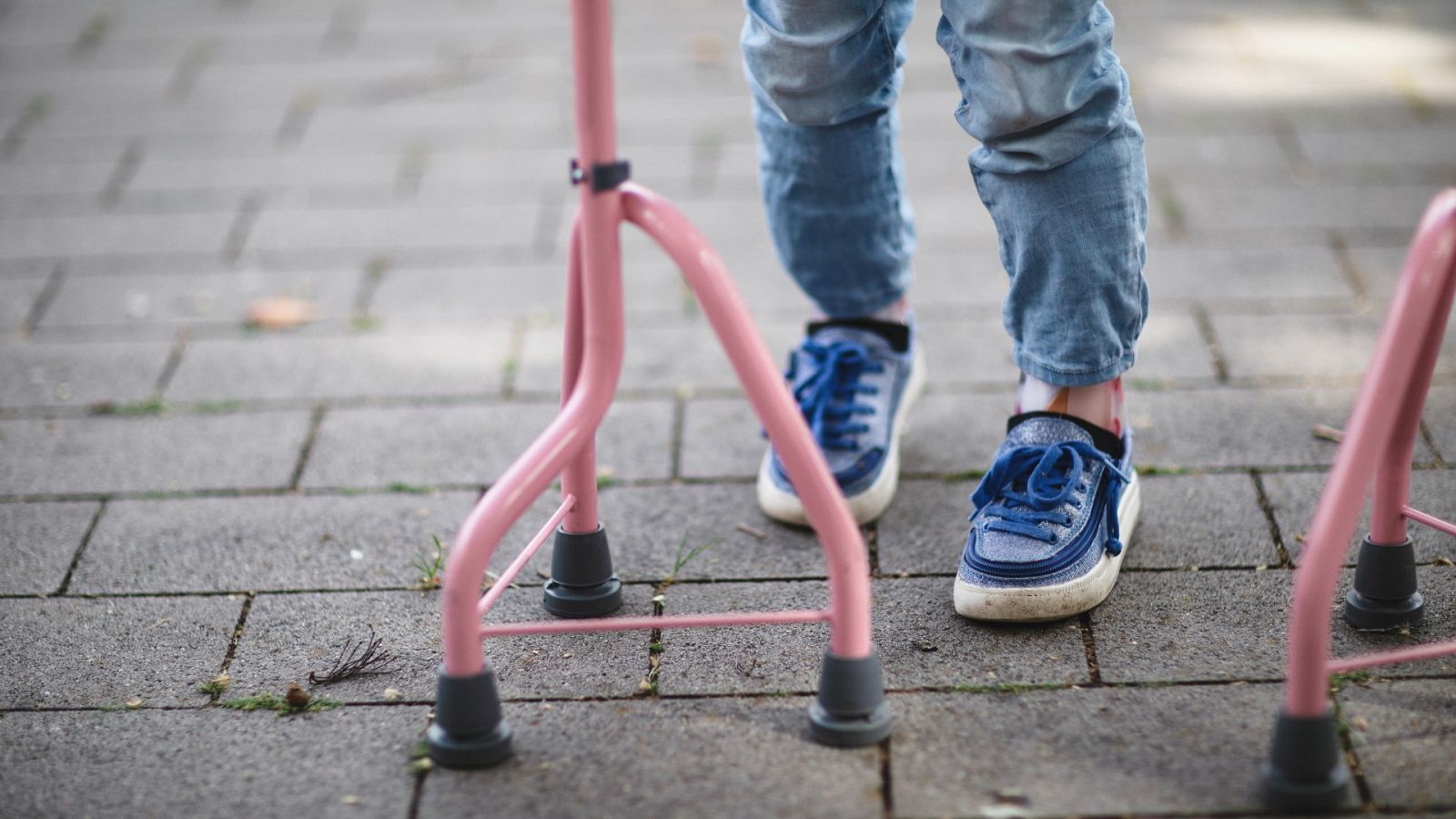Un niño usa bastones para caminar